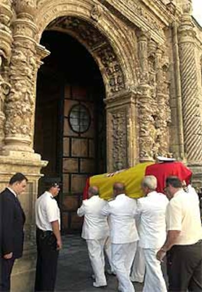 Compañeros de Martín-Oar portan su féretro al interior de la iglesia  mayor prioral del Puerto de Santa María.