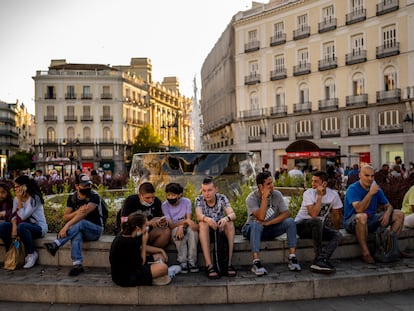 Varios jóvenes, en la Puerta del Sol de Madrid el pasado 8 de julio.