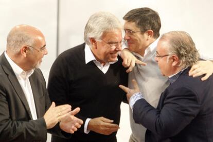 De izquierda a derecha, José Antonio Pastor, Felipe González, Patxi López y Tontxu Rodríguez, ayer en Barakaldo.