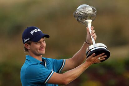 Lewis posa con el trofeo tras su victoria en Portugal.