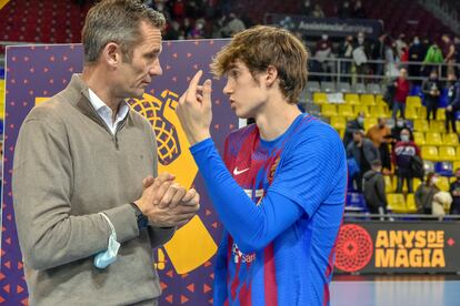 Iñaki Urdangarin con su hijo Pablo en un acto deportivo el 5 de marzo de 2022 en Barcelona.