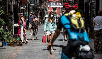 Gent protegida amb mascareta passejant per un dels carrers comercials de Puigcerdà.