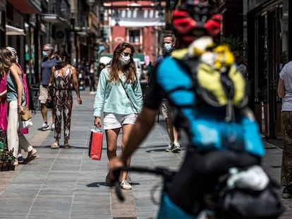 Gent protegida amb mascareta passejant per un dels carrers comercials de Puigcerdà.