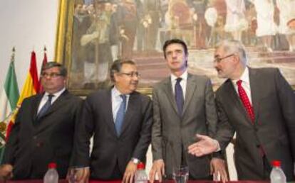 El ministro de Industria, Manuel Soria, (2d), junto al consejero andaluz de Economía, Antonio Ávila (d), el alcalde de Sevilla, Juan Ignacio Zoido (2i) y el director de la Territorial Sur de BBVA, Agustín Vidal-Aragón, en los Reales Alcázares de Sevilla durante la presentación del CIAN (Círculo de Innovación de Andalucía).