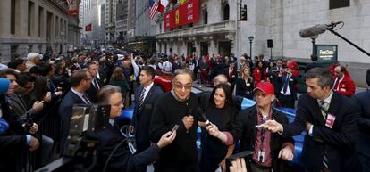 Sergio Marchionne, presidente de Ferrari, atendiendo a la prensa en la salida a Bolsa de la compa&ntilde;&iacute;a.