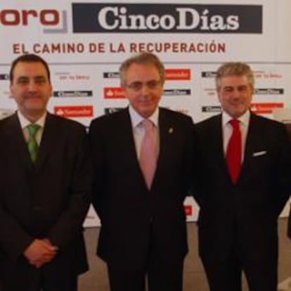 De izquierda a derecha, José María Roig, consejero de innovación del Gobierno de Navarra, Jorge Rivera, director de Cinco Días, Miguel Sanz, presidente de Navarra; Enrique García Candelas, de Santander; Begoña Sanz-Berro, consejera de agricultura y Pedro Luis Gimeno, del Santander.