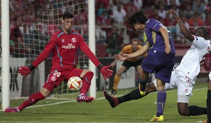 Sergio Rico, ante Mat&iacute;as Fern&aacute;ndez en las semifinales frente a la Friorentina. 