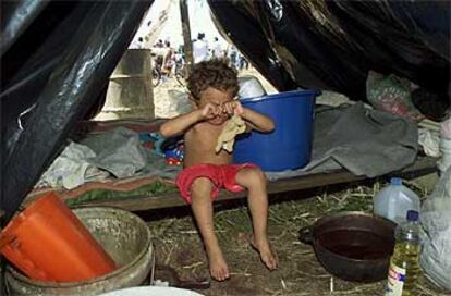 Un niño nicaragüense, en la chabola que le servía de refugio tras el huracán<i> Mitch</i> en noviembre de 1998.