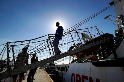 Un migrante rescatado por la ONG desciende del buque en el puerto de Algeciras.