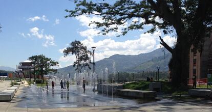 Para hacer la planta se tuvieron que retirar 6.000 árboles, pero se construyó un parque. En la imagen, los niños juegan con las fuentes interactivas.