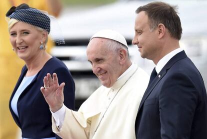El papa Francisco (c) es recibido por el presidente polaco, Andrzej Duda (d) y por su esposa, Agata Kornhauser-Duda, a su llegada al aeropuerto de Balice durante Jornada Mundial de la Juventud (JMJ) de 2016, en Cracovia, Polonia, el miércoles 27 de julio.
