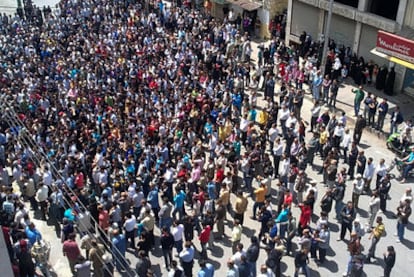 Manifestación antigubernamental tomada con un teléfono móvil en la ciudad costera de Banias.