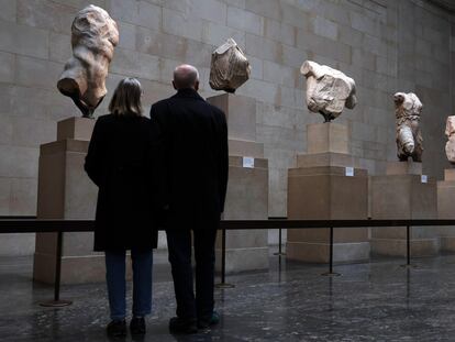 Una pareja de visitantes contemplaba este martes en el Museo Británico parte del frontón del Partenón