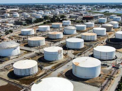 Vista aérea de los tanques de almacenaje de petróleo de la refinería de BP en Whiting, Estados Unidos.