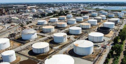 Vista aérea de los tanques de almacenaje de petróleo de la refinería de BP en Whiting, Estados Unidos.