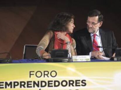 El presidente del Gobierno, Mariano Rajoy, junto a la alcaldesa de Madrid, Ana Botella, en el "Foro emprendedores y autónomos 2013". EFE/Archivo