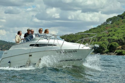 Esperanza Aguirre durante el recorrido en lancha por el pantano de San Juan.