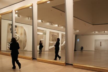 Pinturas de Julian Schnabel y Enzo Cucchi se reflejan en <i>Arquitectura del espejo</i>, de Michelangelo Pistoletto, en la muestra de obras de La Caixa y el Macba expuesta en el Guggenheim.