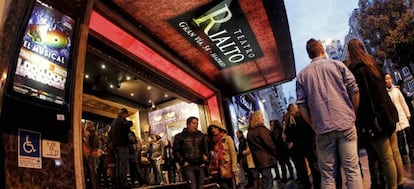 Un grupo de espectadores en el teatro Rialto.