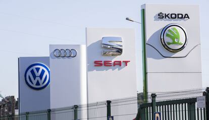 Los logotipos de Volkswagen, Audi, Seat y Skoda en el parque logístico de Villers- Cotterets (Francia)