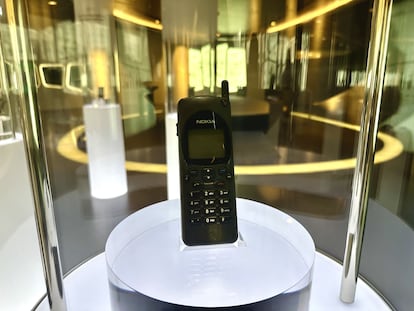 El modelo Nokia 2110, el primer móvil capaz de mandar y recibir SMS.