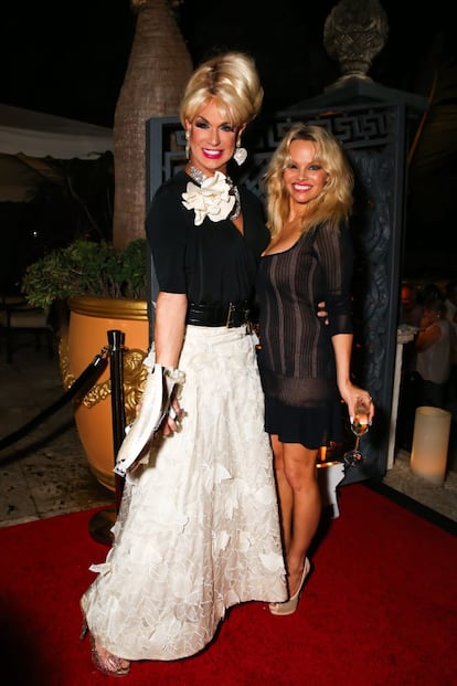 La 'drag queen' drag queen Elaine Lancaster y, a la derecha, la actriz Pamela Anderson, en una cena organizada por la Galería Gmurzynska.