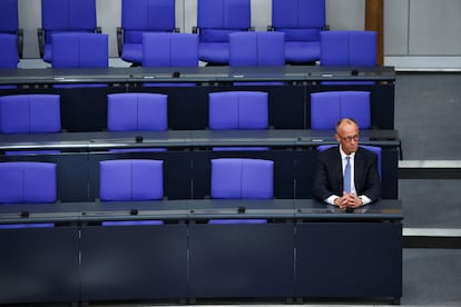 El nuevo canciller alemán, Friedrich Merz, sentado en el Bundestag tras haber sido elegido en segunda votación, este martes.
