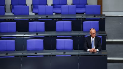 El nuevo canciller alemán, Friedrich Merz, sentado en el Bundestag tras haber sido elegido en segunda votación, este martes.