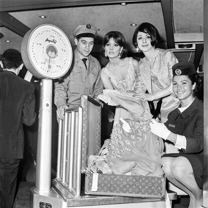 En 1965 se presentaron unas maletas ultraligeras de Louis Vuitton en el aeropuerto de Orly (París), con báscula incluida.