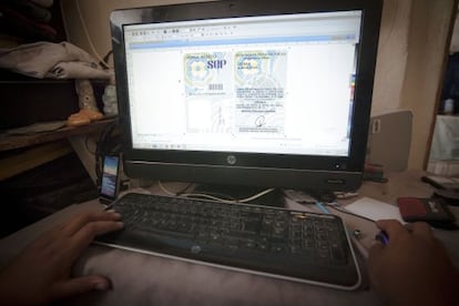 "Arturo" muestra los archivos con los que hace documentos falsos.