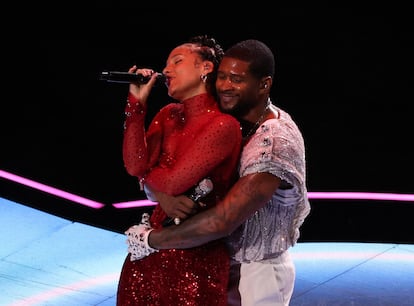 Alicia Keys y Usher actúan durante el espectáculo en el Estadio Allegiant para el Super Bowl 2024.