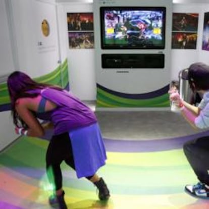 Jugadores de la Xbox 360 en la feria de videojuegos Electronic Entertainment Expo