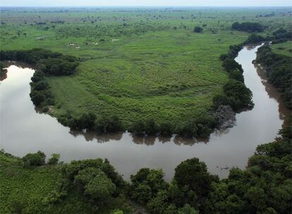 Una vista aérea del parque, con el río Dungu en primer plano.