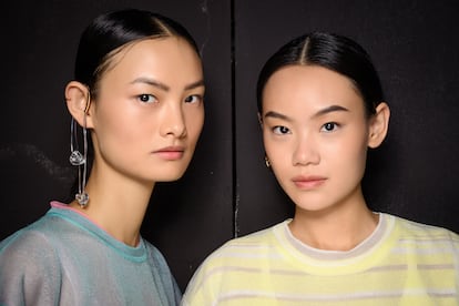 Dos modelos en el 'backstage' del desfile de Anteprima, minutos antes de la presentación de la colección primavera-verano 2025 de la marca.