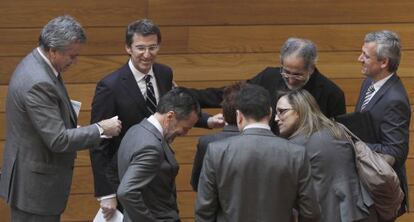 Miembros del Gobierno y diputados del Grupo Popular felicitan al presidente N&uacute;&ntilde;ez Feij&oacute;o (segundo por la izquierda) tras su discurso sobre el estado de la autonom&iacute;a.