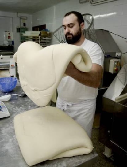 Florencio Villegas, con una masa de candeal. Santa Cruz (Córdoba). Fotografía tomada en 2017. IBAN YARZA