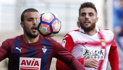 Pedro León controla el balón ante David López.