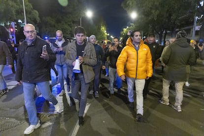 Alvise Pérez (a la derecha, con chaquetón amarillo) se dirige a la sede del PSOE en Ferraz para una protesta en noviembre de 2023.