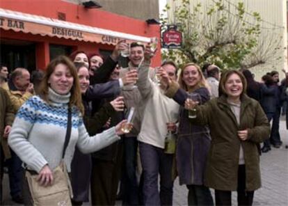 La localidad burgalesa de Aranda de Duero, capital de la comarca de la Ribera del Duero, famosa por sus vinos, ha recibido 198 millones del segundo premio, que ha recaído en el 19.576. Un pellizco se han llevado también las localidades segovianas de Ayllón y Cerezo de Arriba. En la foto un grupo de arandinos celebra los millones. (EFE)