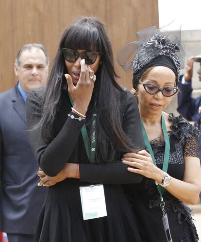 La top model Naomi Campbell llora después de ver el féretro del ex presidente sudafricano Nelson Mandela.