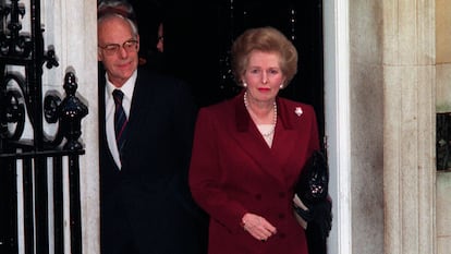 Margaret Thatcher abandona o número 10 de Downing Street, Londres, acompanhada por seu marido em 28 de novembro de 1990.