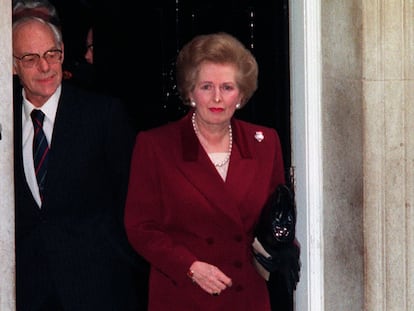 Margaret Thatcher abandona o número 10 de Downing Street, Londres, acompanhada por seu marido em 28 de novembro de 1990.