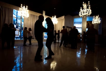 Durante la milonga en El Beso los participantes se sienten bailarines no pacientes Párkinson.