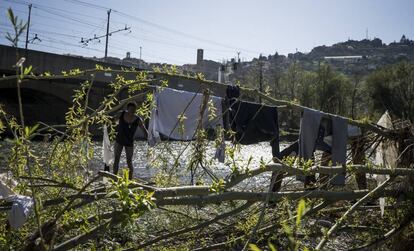 Un inmigrante africano lava su ropa en el río Roja de Ventimiglia mientras espera el día oportuno para cruzar a Francia.