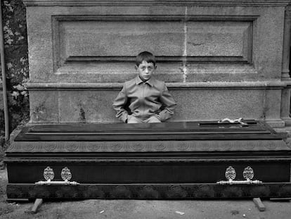 'El niño del ataúd', Ribarterme, Orense (1982), de la serie ‘España oculta’. Los niños que se han salvado de una enfermedad salen en procesión dentro de un féretro para dar las gracias