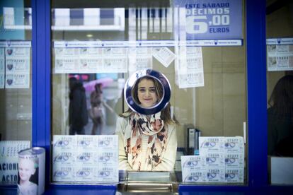 Eva María López tiene 25 años y lleva dos contratada en una administración de lotería en Sevilla. No va a hacer huelga porque piensa que no arreglan nada. "Es una pena que se tenga que recurrir a una huelga o a celebrar el Día de la Mujer porque eso significa que no existe igualdad entre hombres y mujeres, señal de que algo está fallando", explica.