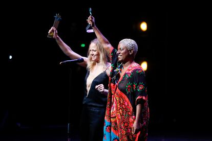 Las actrices brasileñas Shirley Cruz (d) y Karen Castanho (i) reciben el premio a mejor largometraje iberoamericano de ficción y mejor guión por la cinta 'La mejor madre del mundo'.