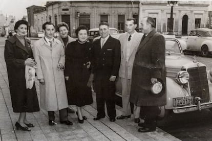 Bernhardt with his hat in his hand and Diego &Aacute;lvarez in a white suit.