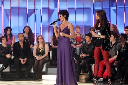 Nina (izquierda) y Pilar Rubio, durante una gala de 'Operación Triunfo' cuando se emitía todavía en Telecinco. 