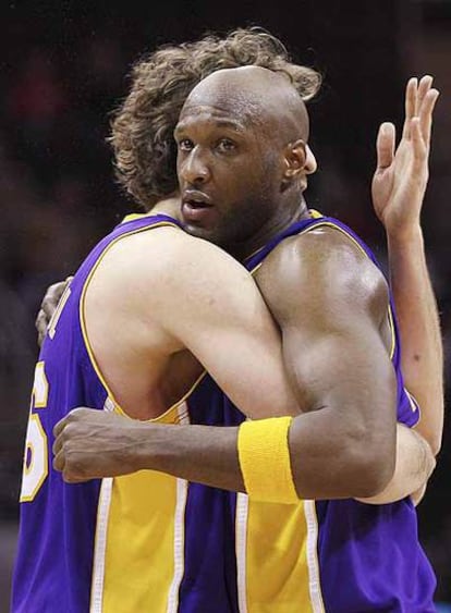 Gasol y Odom se abrazan al final del partido.